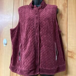 Woman’s Liz & Co burgundy/ maroon Quilted Vest Sz 1X zipper pockets. Velour.